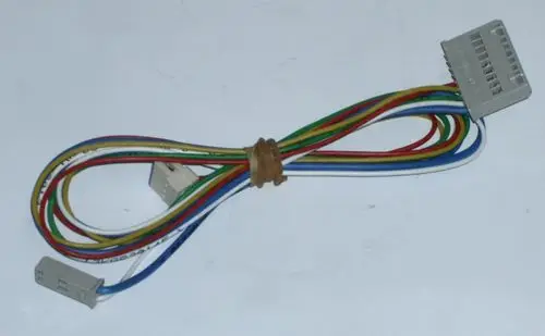 Kabel mit mehreren farbigen Drähten und zwei Steckverbindern, möglicherweise für Daikin Produkte, zur Verbindung von Drucksensor und Speichereinheit.